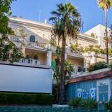 E, alzando lo sguardo, ecco mostrarsi dietro allo schermo bianco Palazzo Giordano: edificio diventato, suo malgrado, suggestivo sfondo per film di seconda visione